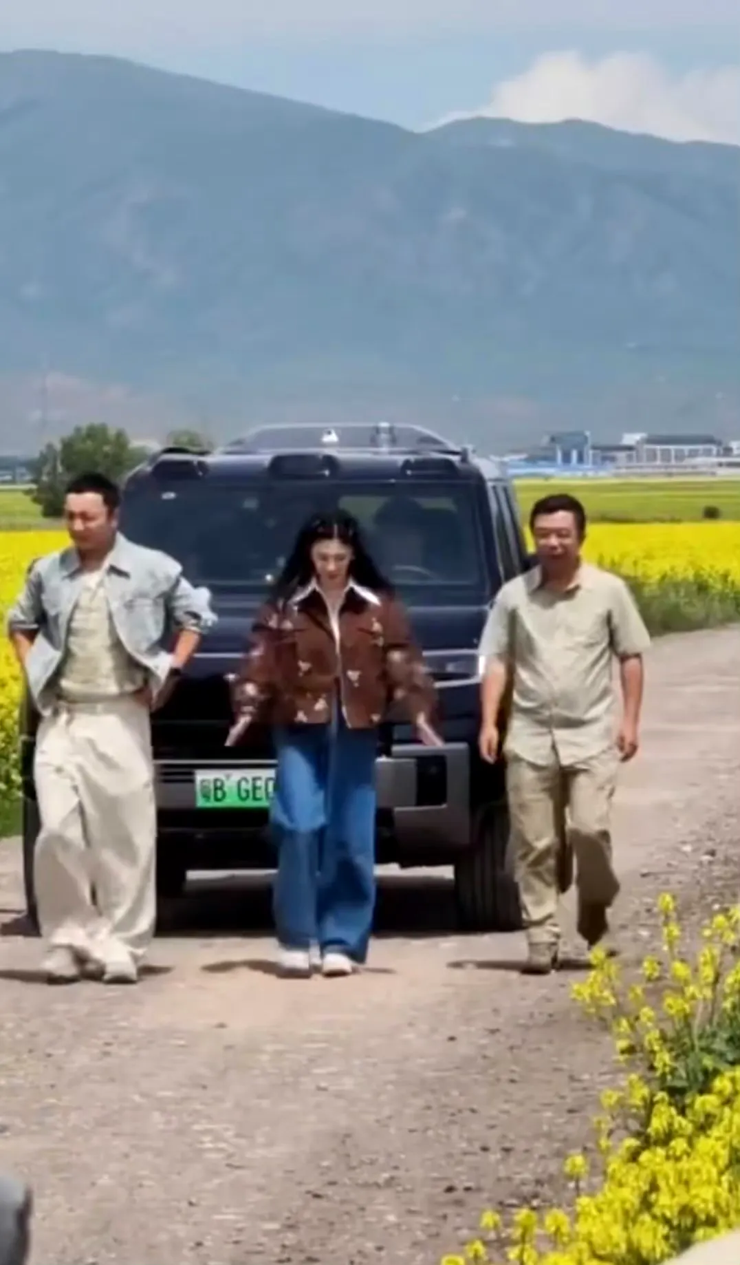 新疆旅游偶遇张雨绮与尼格买提，方程豹豹8引发热议！