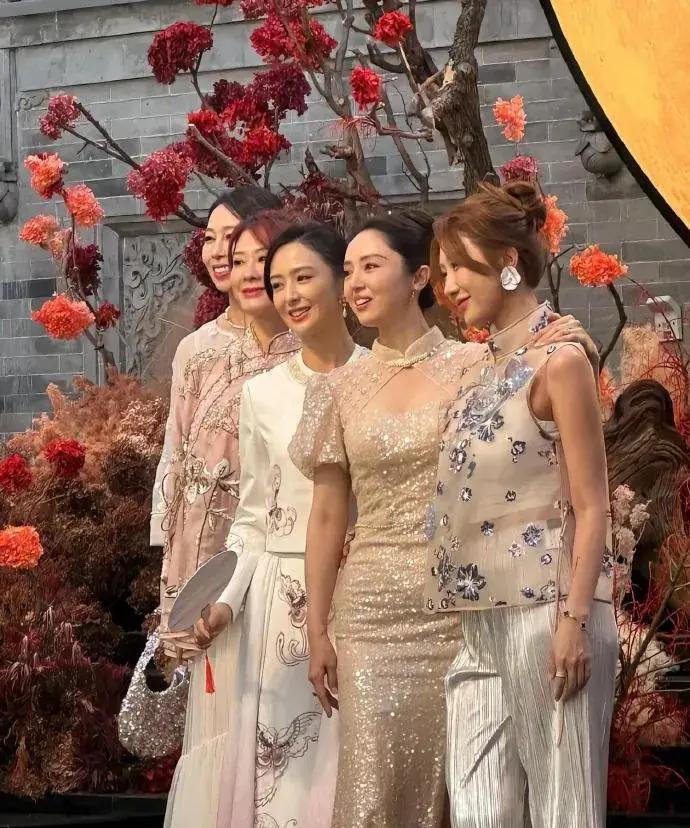 董璇“背叛”了佟丽娅。
董璇和高云翔离婚，佟丽娅和陈思诚离婚。
董璇和佟丽娅成了