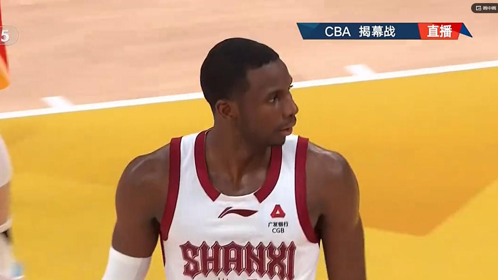 山西嚣张外援肘击朱俊龙吃违体，球迷：判得好