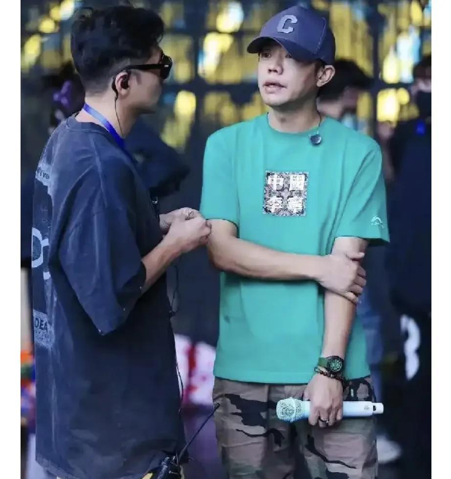 曾毅做梦也没想到，自己佩戴的手表也成了定时炸弹！这块特定图案的手表，被指形象有问