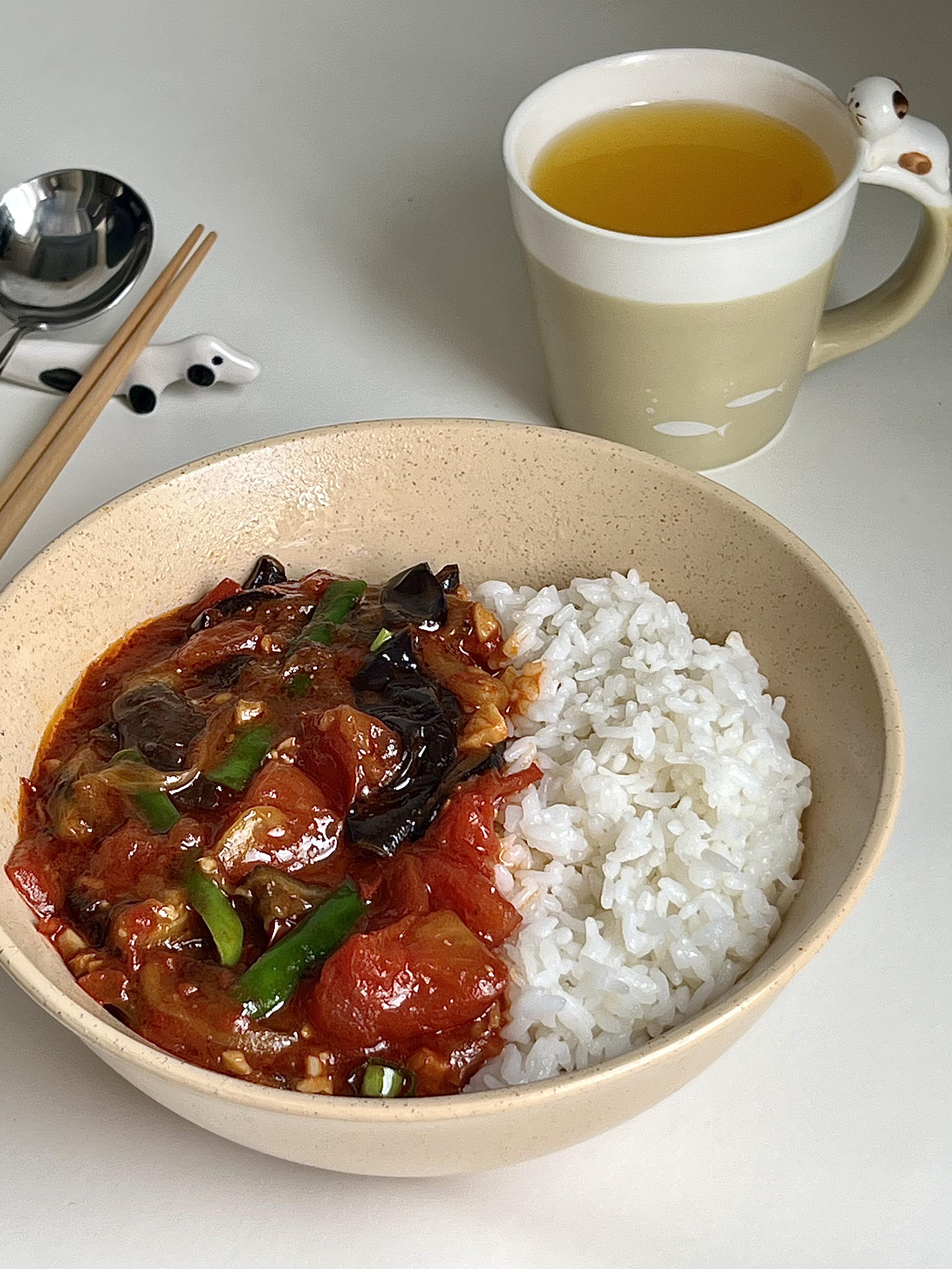 家人们谁懂啊！这碗红彤彤的茄辣西，简直是拌饭界的“天花板”！
番茄那股子酸爽劲儿