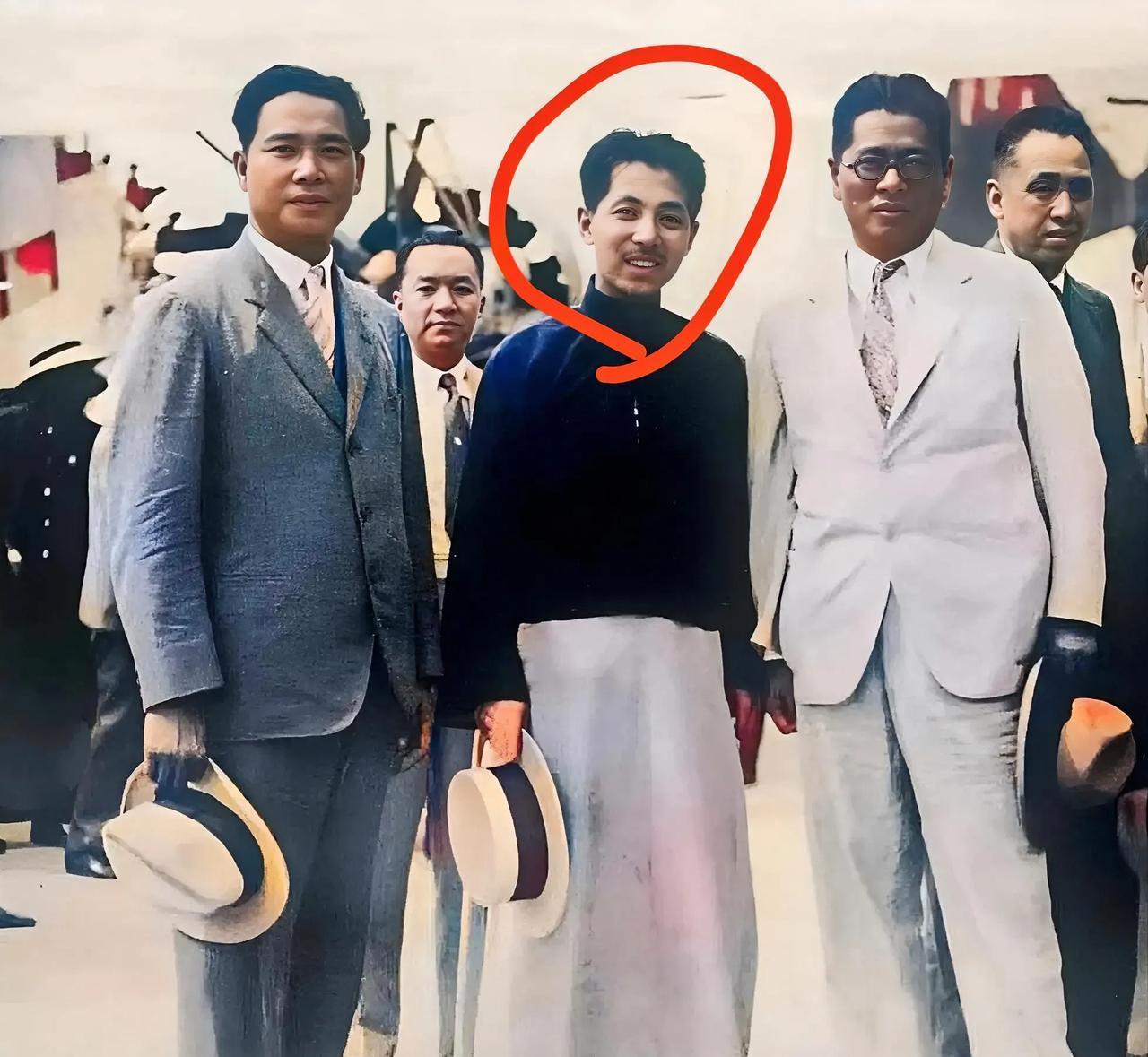 一张老照片，拍摄于1932年的北平，大家看看站在中间的这人是谁！这才是他年轻时的