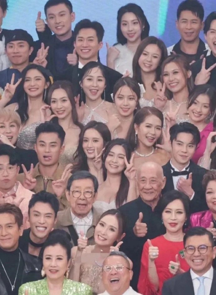 艺人的镜头感是真的强，这么多人只有一个闭眼睛的 ​​​