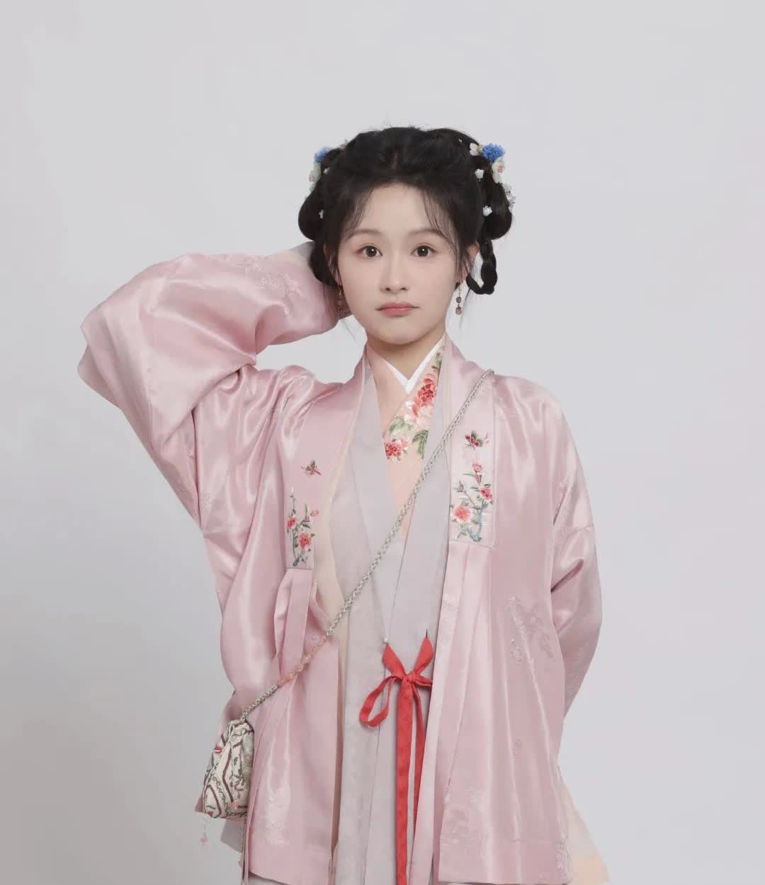 果然大制作就是不一样，小傻子上线，余茵饰演女主六妹妹，但是心智只有8岁，是个“小
