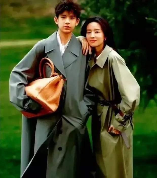 最近董洁16岁的儿子顶顶陪妈妈回大连老家的照片引发热议。画面中，身高已突破175