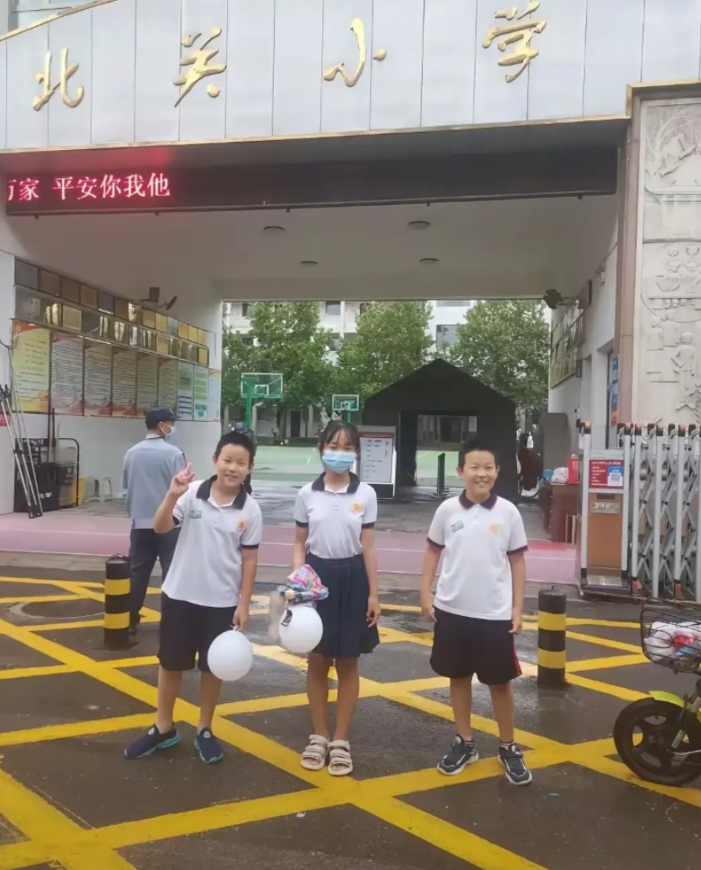 同样三个人，相隔三年。

事实证明，女生比男生发育得早啊！