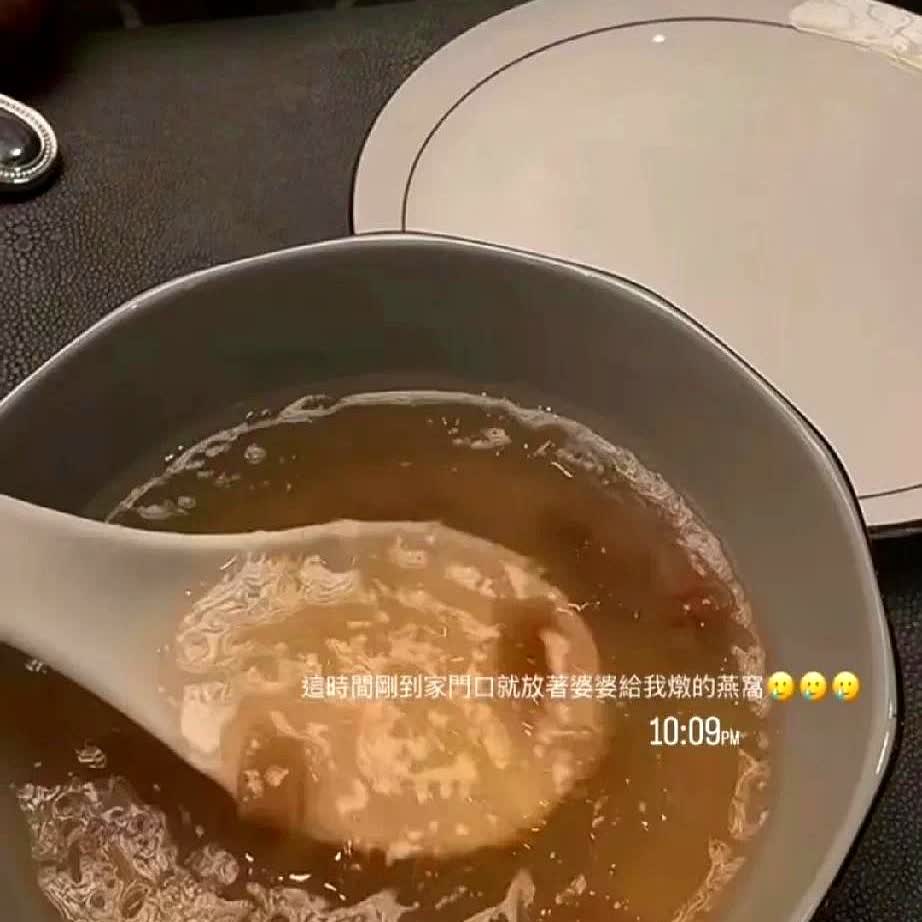 马筱梅在社交账号上面发布了一碗燕窝的图片，并配文：“刚到家门口就看到了婆婆给我炖
