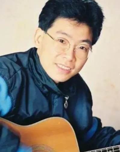 1982年，张明敏唱完《我的中国心》后，被香港乐坛除名，正当他心灰意冷准备回电子