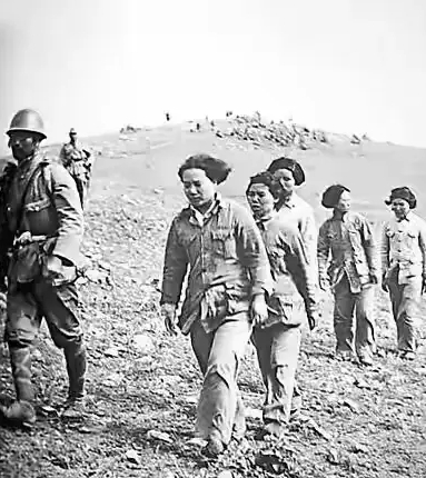 1943年，日寇把许如梅绑在村口的大树上，赶来附近的群众围观。不料，当鬼子无耻地