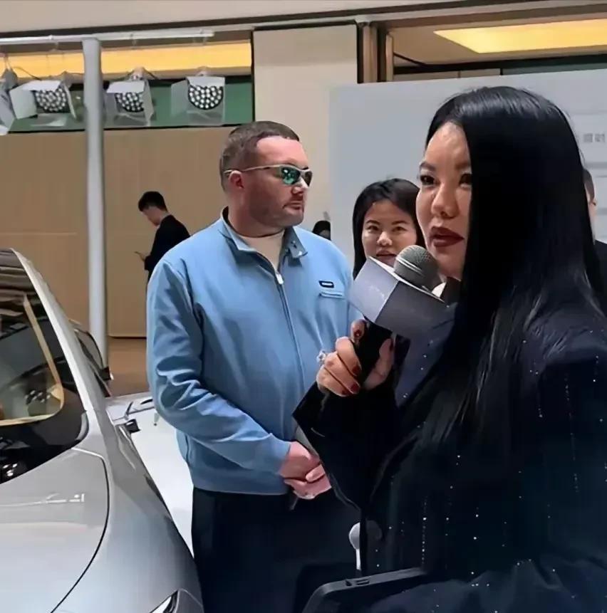 几万块的衣服穿在李湘身上什么像工作服一样 一点质感都没有，看起来还不如拼多多上百