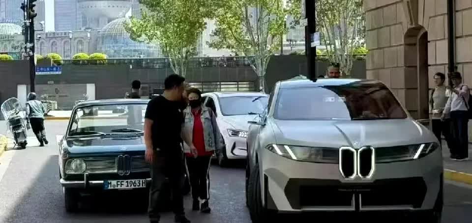 网友：宝马这发展趋势不太对啊，路越走越窄，出气越来越少。。。