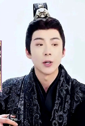 刘宇宁采访谈折腰大结局 第一次演父亲很紧张。

以前追他剧的粉丝都调侃说"宁哥的
