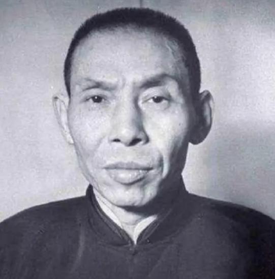 [微风]有一天，杜月笙去黄浦江边垂钓，过来了一帮地痞流氓，找杜月笙索要垂钓费，杜