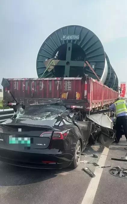车祸猛于虎！这辆车高速撞向停在路边的大货车，一声巨响，半个车身都钻进了大货车的车