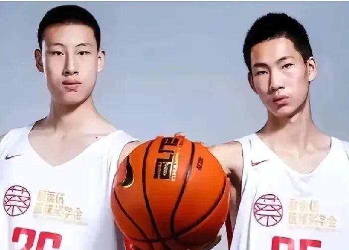 这也太另类了！双胞胎兄弟身高相差6公分，球风也相差很大！  



最近四川举行