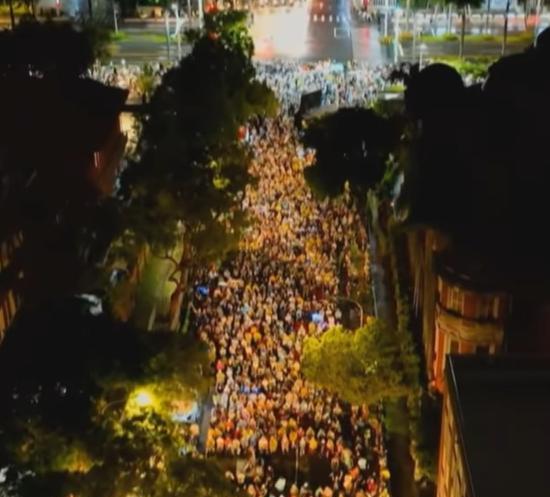 绿营罢免活动号称现场5万人 
由曹兴诚赞助支持的绿营罢免活动，昨晚（19日）在青