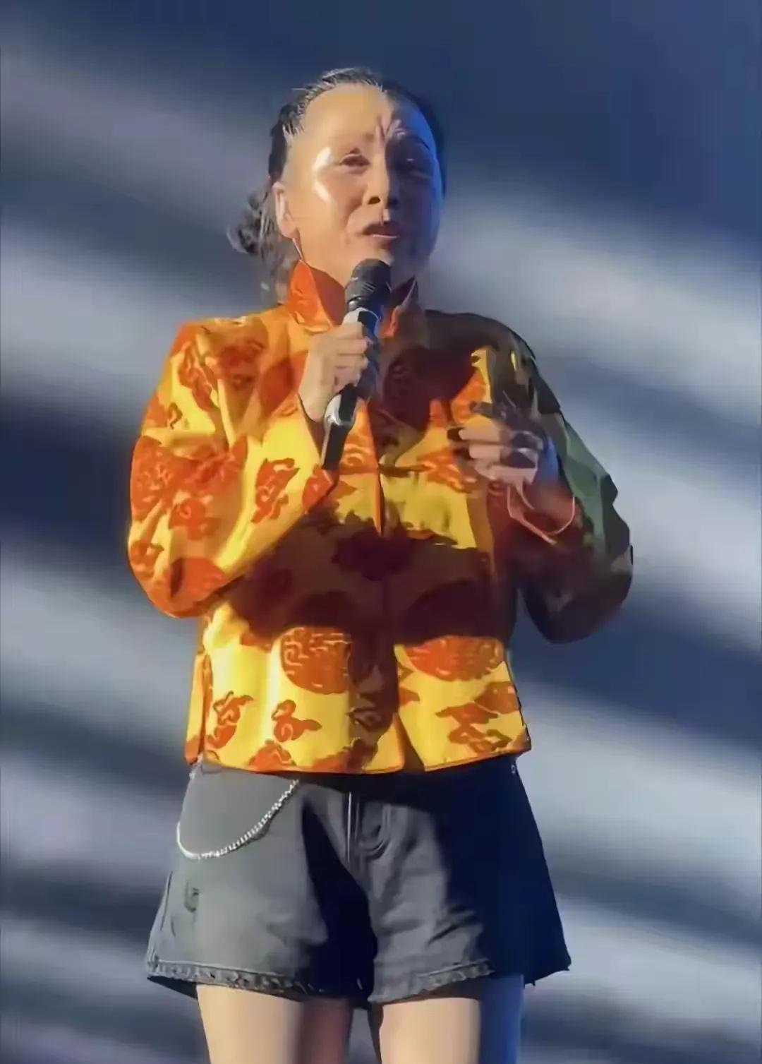 有一句话，不敢说，田震这黄马褂穿的，有点像那啥，看着有点吓人。要说她歌唱得可以，