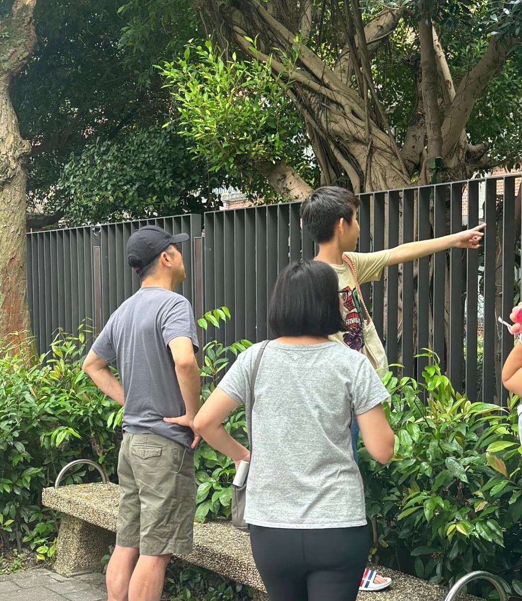 庾澄庆和二婚妻子张嘉欣带7岁儿子外出，他的身材保持得真好，看起来很瘦，儿子侧脸非