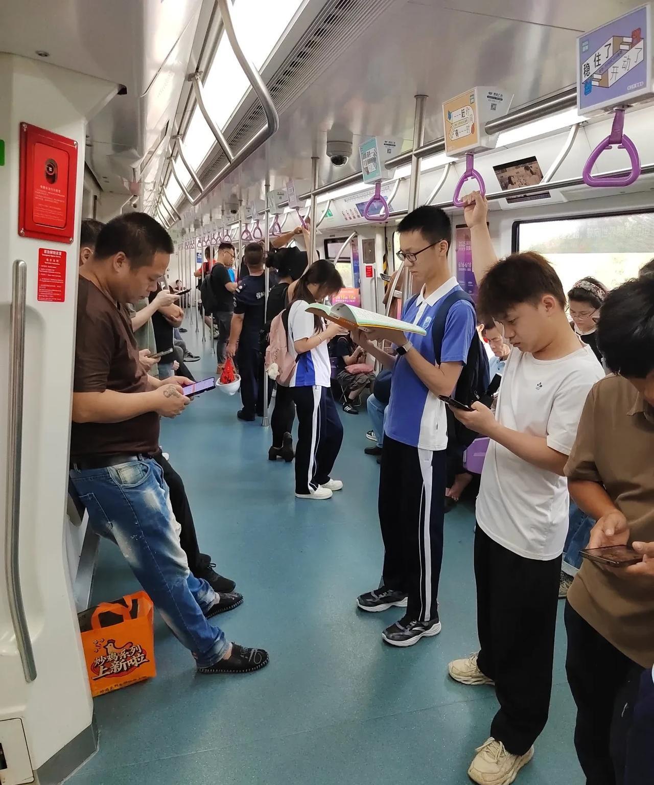 深圳地铁文化！深圳地铁文化之早高峰地铁运送旅客瞬间视角！地铁学习的学生！十年寒窗