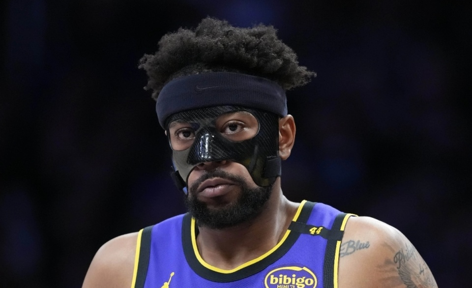 湖人队终于官宣了！据ESPN名记Shams报道，湖人将乔丹·古德温的双向合同转为
