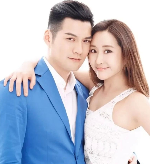 近日，严屹宽与杜若溪夫妇因一件“假货”衣服引发了一场小风波。原来，杜若溪在网上购