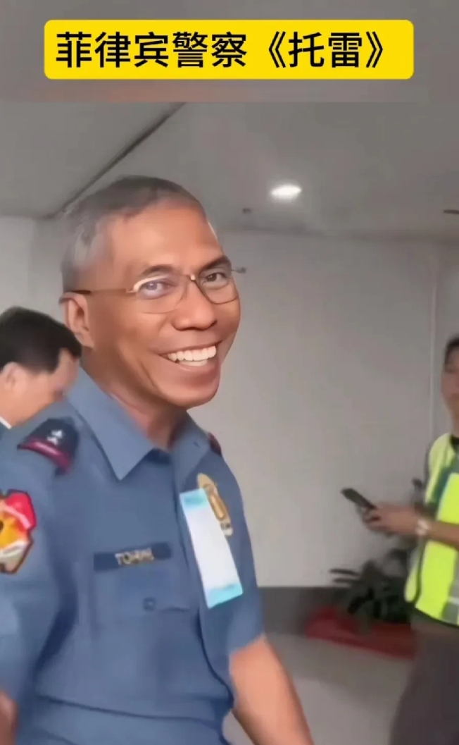 菲律宾警察总局的托雷笑得很开心！
这个人在操办杜特尔特去海牙法庭的进程中非常卖力