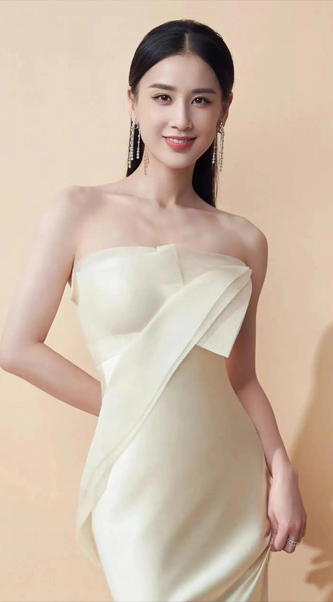 42岁黄圣依离婚后状态佳，平坦小腹与光泽肌诠释好状态