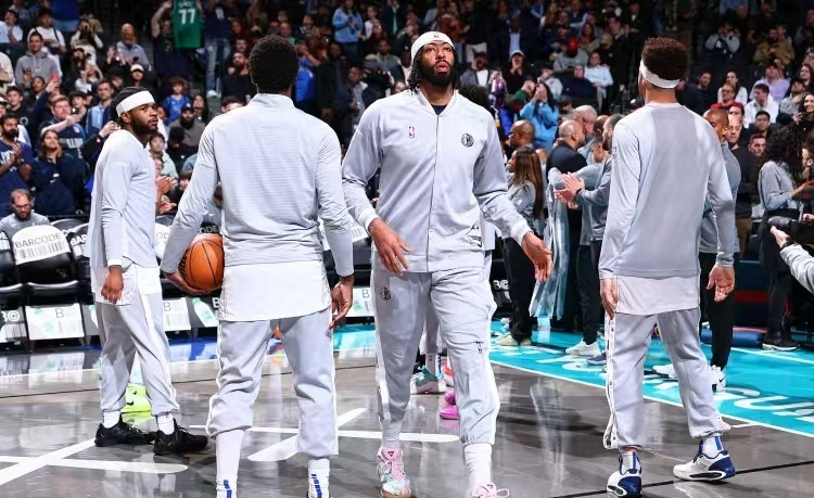 NBA常规赛激战正酣，独行侠客场挑战魔术。此前魔术豪取三连胜，而独行侠则刚负于尼