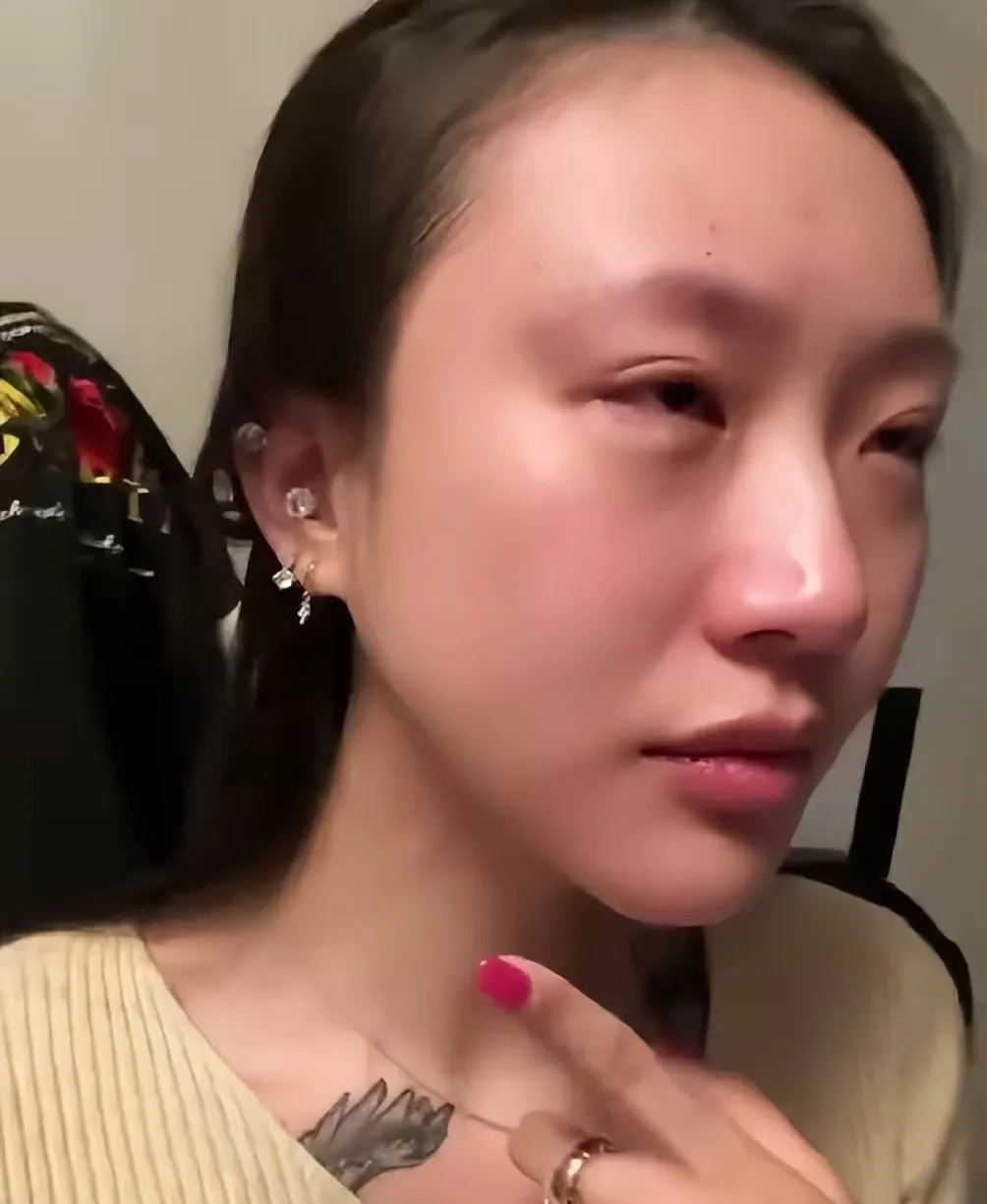 百万网红遭家暴引热议











天呐！不敢相信！百万网红“玫瑰”的俄