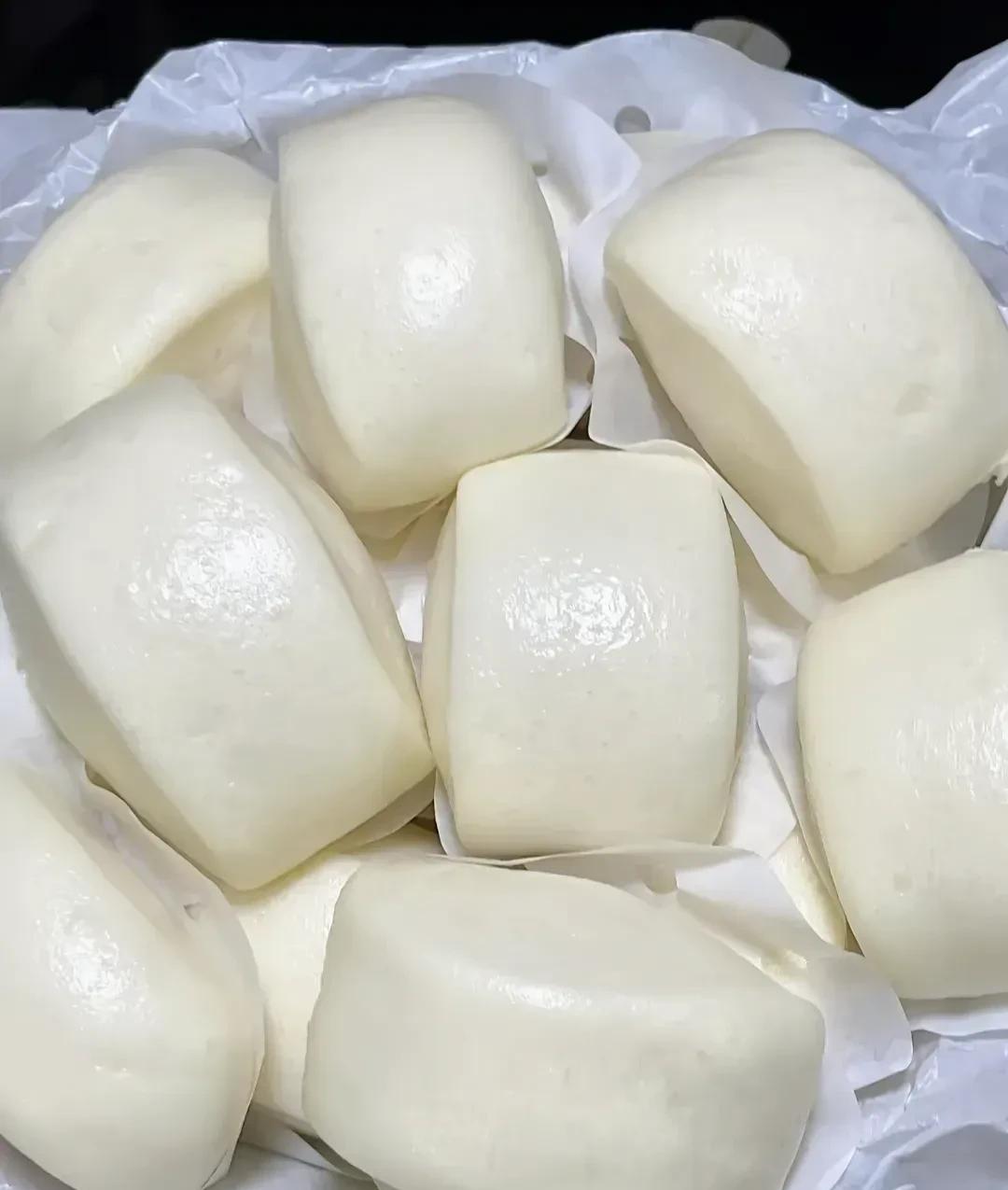 馒头的百搭吃法
馒头+豆腐乳，咸香超入味；
馒头+大蒜，一口超够劲；
馒头+大葱