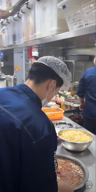 麻六记难怪能赢嘛！今晚又改变策略了，大部分分店晚上都直播厨房，包括熊大熊二的分店