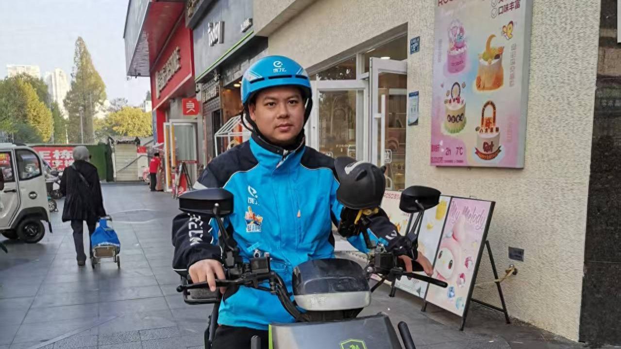 ​聋哑外卖小哥频被投诉，10多个同事帮他做“嘴替”