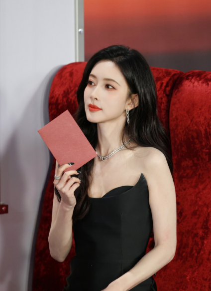 2026开局即王炸！盘盘星盘这组红毯神图太绝，高定加身衬得贵气拉满，每帧都自带光