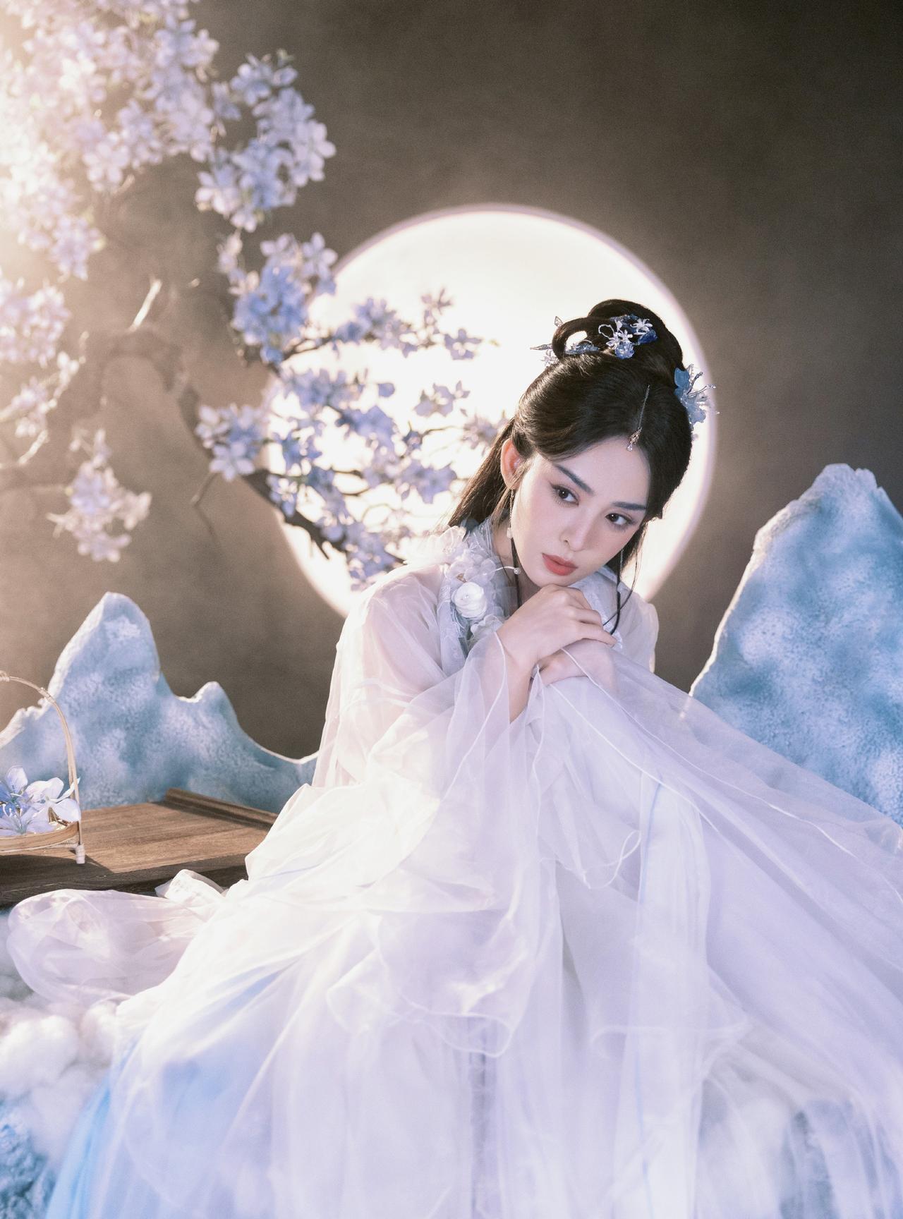 古力娜扎化身嫦娥仙子，广寒宫阙间仙袂拂云，一袭清韵尽展月宫风华