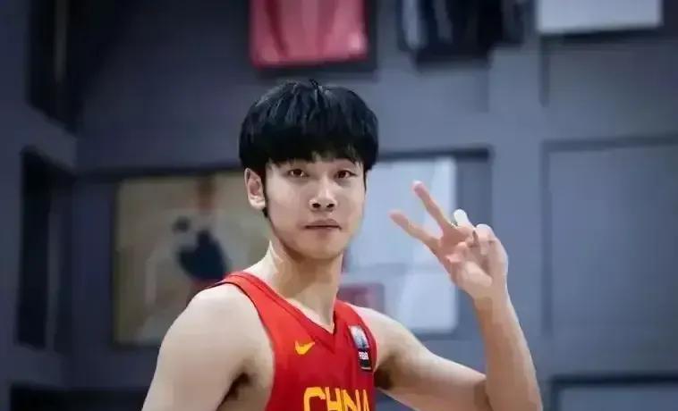 为什么广东宏远教练及球员为国效力却饱受非议？



广东宏远队的付出与回报似乎不