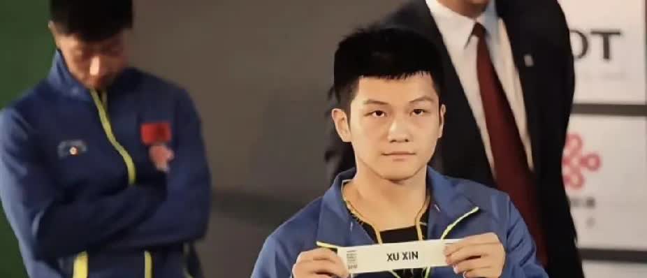 这张照片我猜很多人没有看见过吧，我也是第一次见，抿着嘴巴的咚咚大王，真的很可爱，