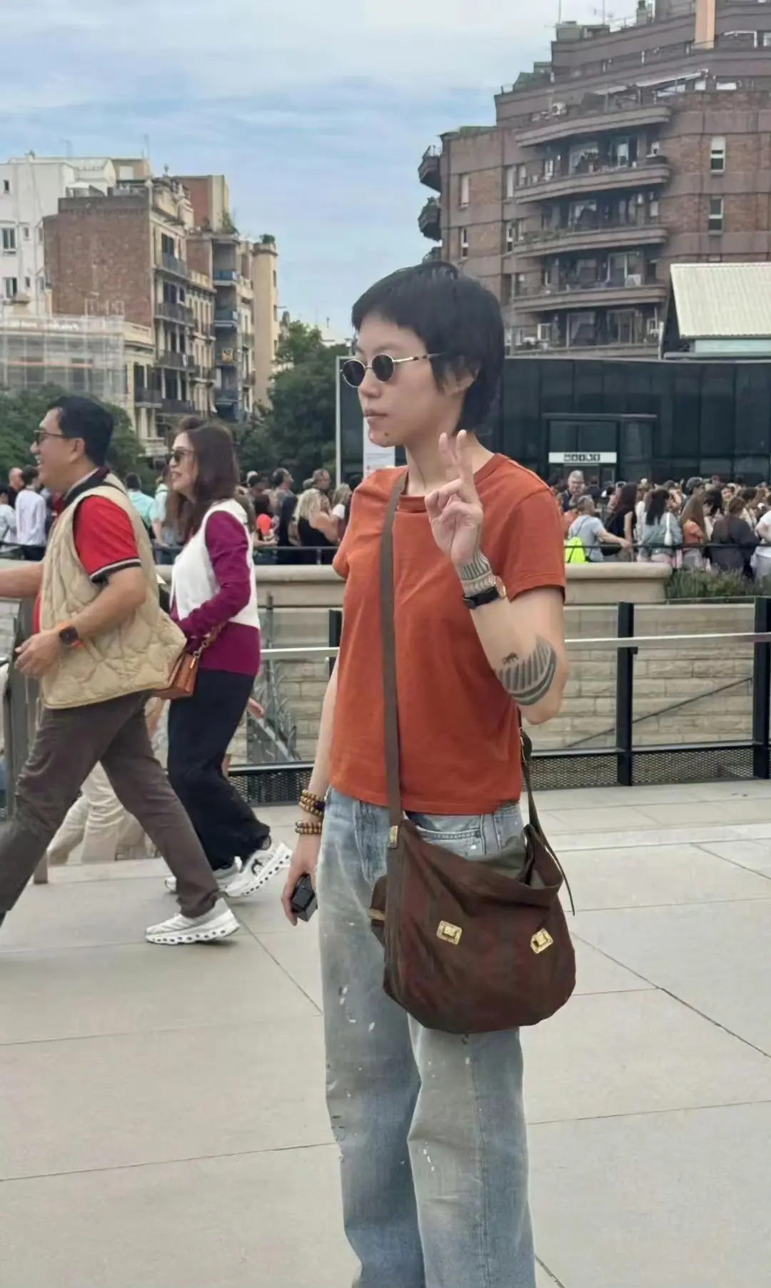 你觉得窦靖童像爸爸还是像妈妈多一些？