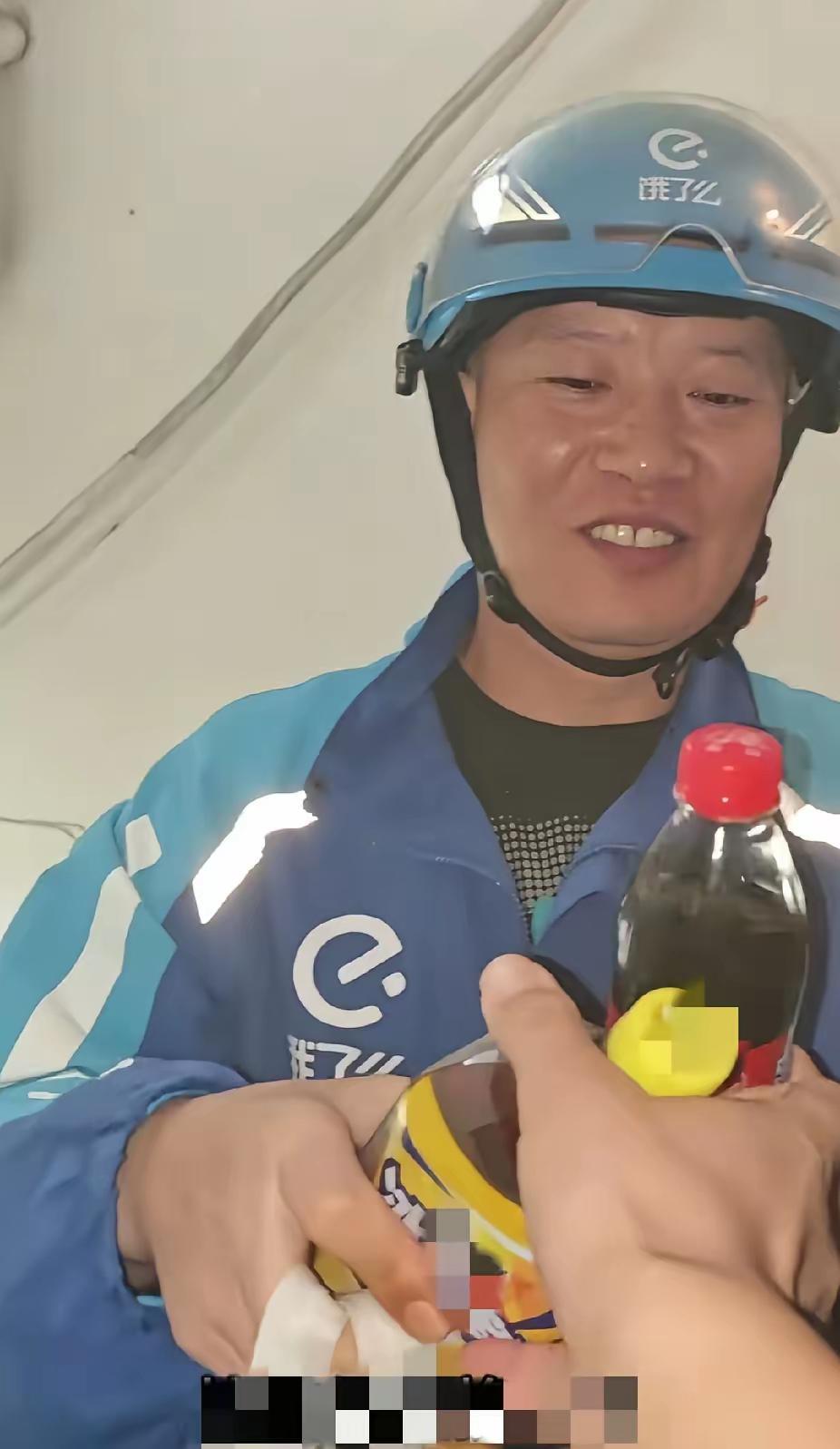 外卖小哥提着一份客人点的外卖，满脸焦急不安地敲着门，接下来看到的一幕，让人感动了