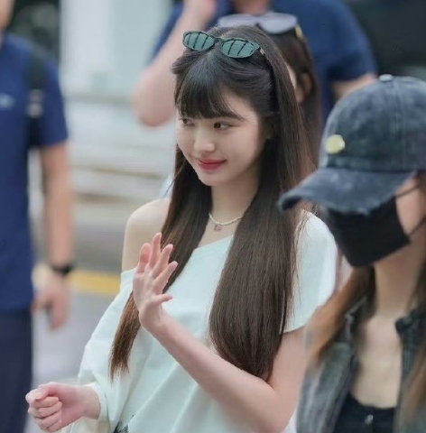 张元英素颜打光之后就像是化了白开水妆容一样，感觉她妆前妆后差距不是很大，这就是传