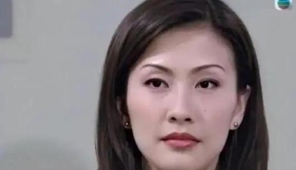 2001年，陈慧珊为了抱紧梁锦松的大腿，主动抛弃了自己的丈夫，不曾想，梁锦松却因
