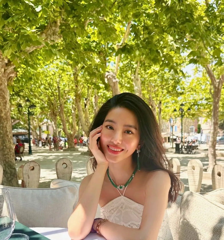 杨采钰的颜值，哪怕是在美女如云的娱乐圈 ，她的条件也是一等一的好。

所以她现任