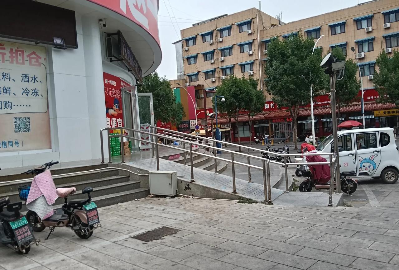曾经繁华的购物商场也改成了折扣仓，让人看了真的心里不是滋味，有一种说不出来的感觉