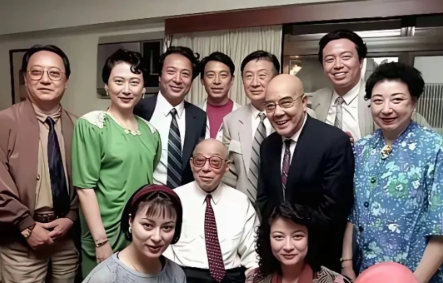 后排就认得出于魁智、袁世海、俞大陆、刘长瑜，前排是刁丽、陈淑芳，而坐在中间穿白衬