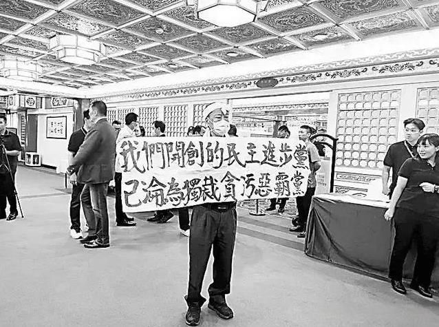 赖清德最亲民布条引争议，民调新低背后藏着什么危机？
最近台湾地区领导人赖清德在淡