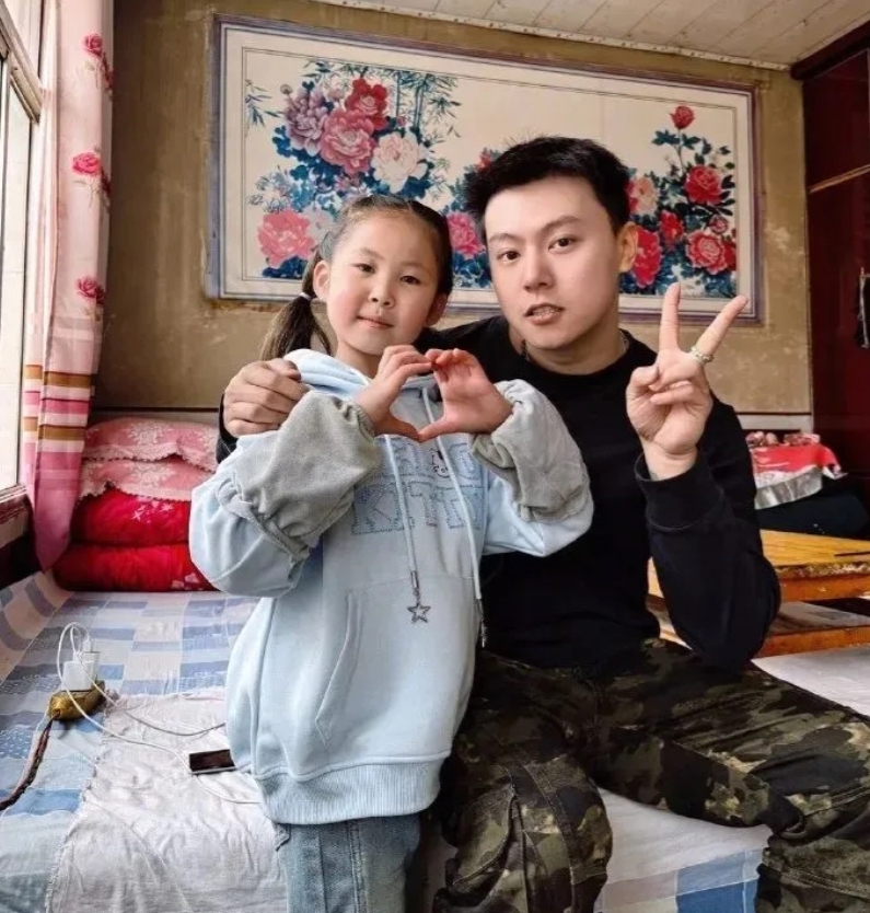 小丫头父亲昧下王晨正给的参加婚礼车票钱，随后人间蒸发。原本小丫头当花童会是极有纪
