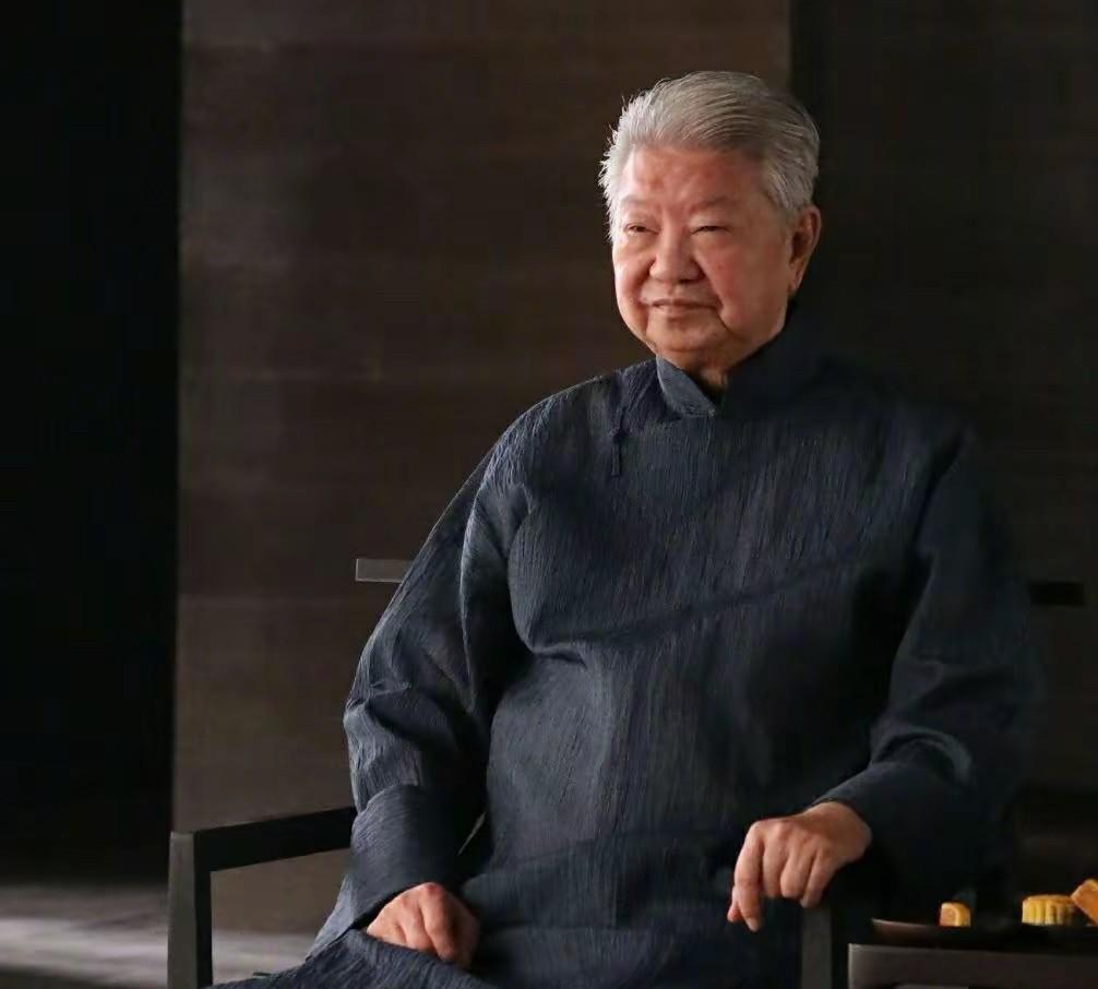 刷到蔡澜离世的消息，突然感觉一个时代彻底翻篇了！
小时候总在书里、节目里看他谈美