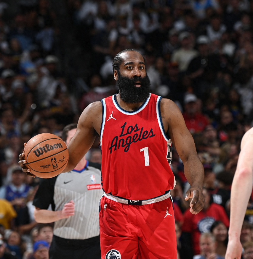 NBA常规赛，快船首节34-33领先太阳。
首节比赛，快船后卫詹姆斯-哈登表现出