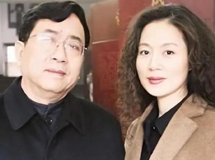 1992年，余秋雨二婚娶了小16岁的黄梅戏演员马兰，洞房花烛夜，余秋雨向妻子提出