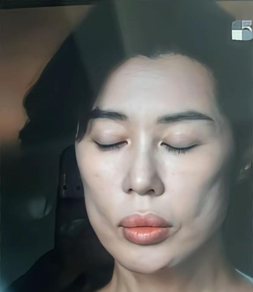 余男这两天有点纳闷了
她挠破头也想不明白
明明她和辛芷蕾都是同系列鲶鱼系美人的代
