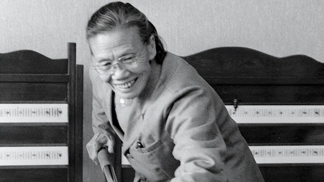 1958年毛主席视察沈阳，不吃军区司令的酒席：我要吃黄毛丫头的饭